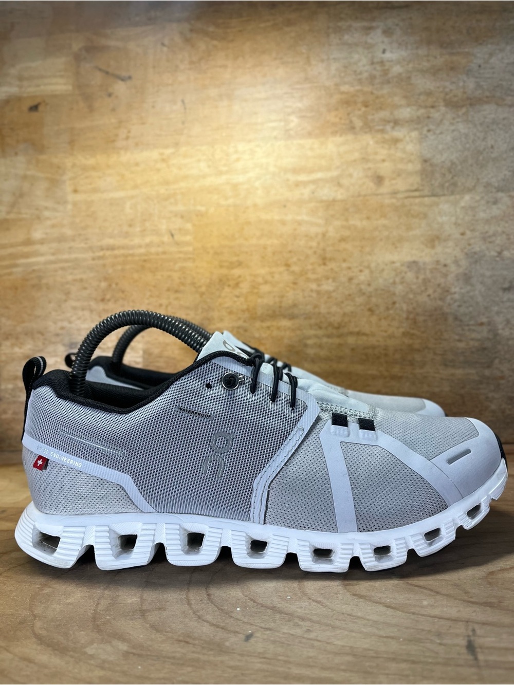 On Cloud 5 REFLECTIVE WATERPROOF Womens Size 9.5 Running Shoes Sneakers Gray